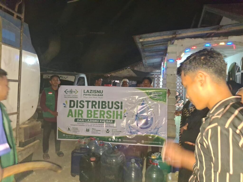 NU Care LAZISNU PWNU Kalbar Salurkan Bantuan 8000 Ton Air Bersih untuk Warga Simpang Kanan